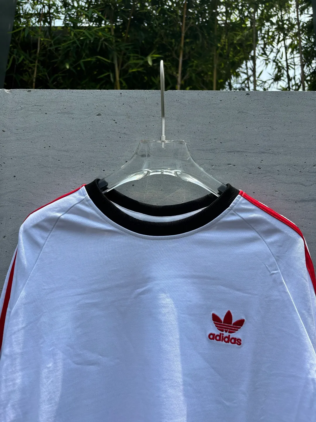𝟬𝟱𝟰𝟰𝟲#Exclusive real shot/difference between various stolen pictures and online version on the market [𝗮𝗱𝗶𝗱𝗮𝘀 Adidas clover long-sleeved T-shirt, made of soft cotton fabric, skin-friendly, Breathable, super comfortable to wear. ✅Full set of 1:1 customized accessories ➕Customized three-label ➕𝗬𝘂𝗮𝗻 version of the hang tag ➕𝗹𝗼𝗴𝗼 packaging bag🔥 ➕Scan the tag to enter the official website. ✅Top version, ins Xiaohongshu Kuaishou Got something = lots of bloggers are wearing it. ✅Adidas’ absolute Hot Sale star Same Style Details are online, feel free to compare! The iconic clover logo embellishes the chest, highlighting the brand's charm. Fixed color and classic three-bar stripes, classic will never go out of style! Versatile is not picky, the original model is perfect for the upper body, so buy it with your eyes closed! ✅The striped elements on both sides of the sleeves add a sporty and fashionable feel, making it easily adaptable to various sports or daily leisure scenes. Whether you are running for fitness or hanging out on the street, it can keep you full of energy without losing the sense of fashion. ✅Complete sizes to meet the needs of different body shapes! Color; white with red Size S-3XL